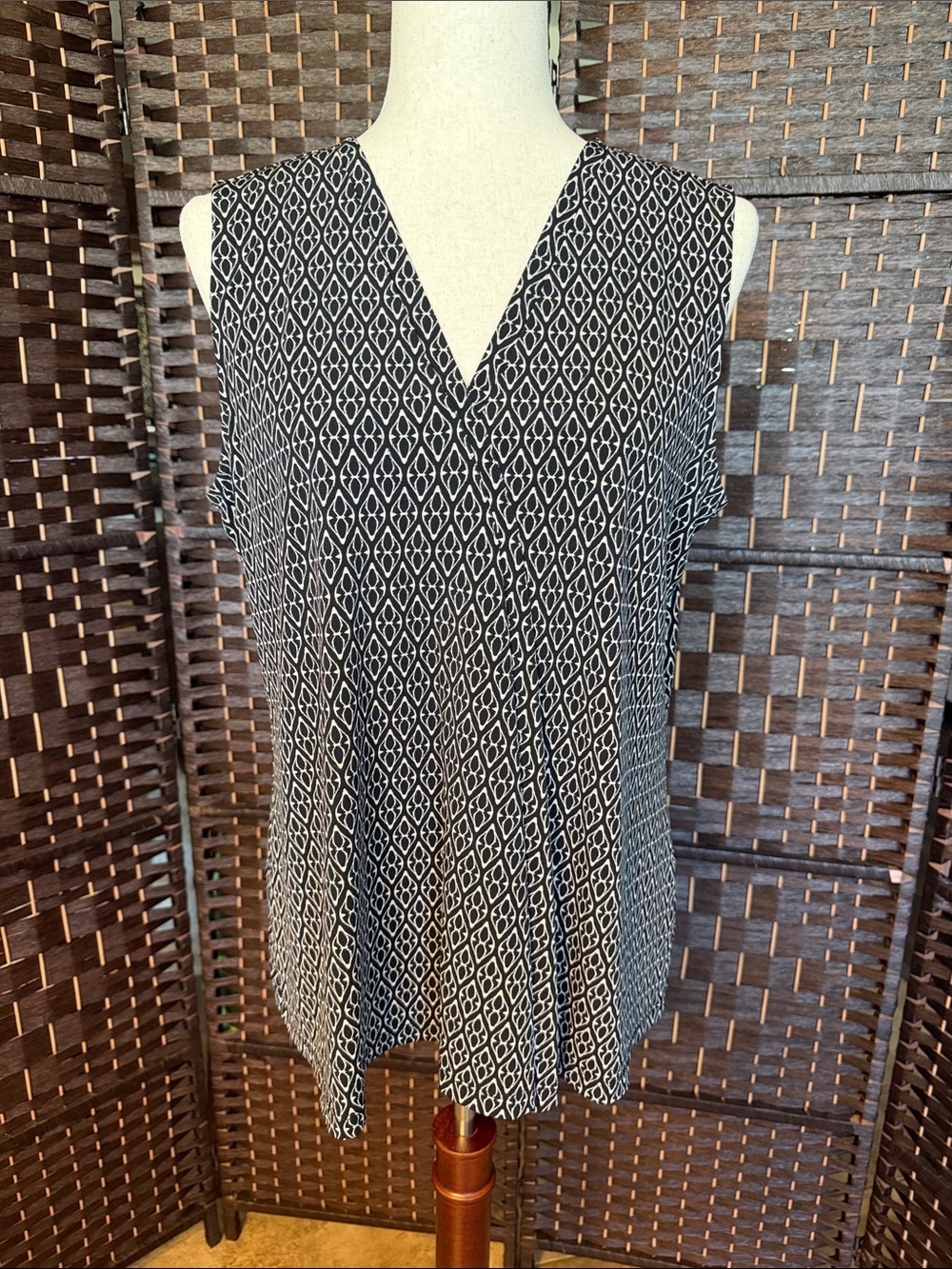 Dana Buchman Black & White Geometric V-Neck Sleeveless Blouse